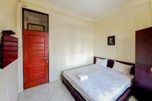 Postel nebo postele na pokoji v ubytování Graha Ara Homestay Syariah RSUD Dr Soetomo Surabaya Mitra RedDoorz + 18 fotografií