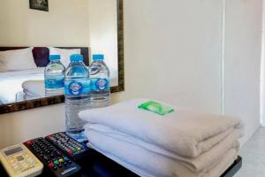 Una cama o camas en una habitación de Graha Ara Homestay Syariah RSUD Dr Soetomo Surabaya Mitra RedDoorz