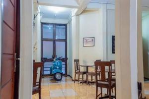 Un lugar para sentarse en Graha Ara Homestay Syariah RSUD Dr Soetomo Surabaya Mitra RedDoorz