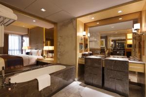 een badkamer met een groot bad en een bed bij InterContinental Ningbo, an IHG Hotel in Ningbo