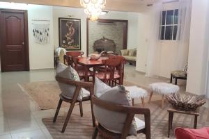 een woonkamer met een eettafel en stoelen bij Casa Agate - 2 BR Condo w/Parking Gazcue in Santo Domingo