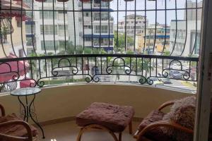 een groot raam met uitzicht op de stad bij Casa Agate - 2 BR Condo w/Parking Gazcue in Santo Domingo