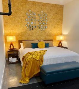 ein Schlafzimmer mit einem Bett mit einer gelben Decke darauf in der Unterkunft The Mollie Retreat on Route 66 