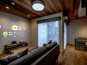 uma sala de estar com um sofá e uma grande janela em Rakuten STAY HOUSE x WILL STYLE Yufuin Kawakami 103 em Yufu