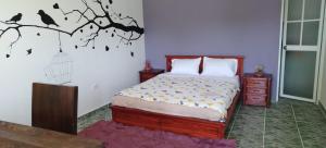 a bedroom with a bed and a bird cage on the wall at Quinta Wiñay in Yaruguí