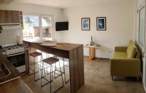 een keuken met een aanrecht en een tafel in een kamer bij Departamento Kuanip in Ushuaia