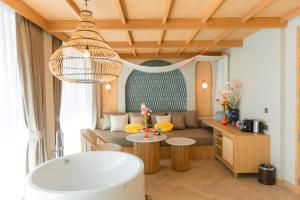 uma sala de estar com um sofá e uma mesa em Maldives Beach Resort em Praia de Chao Lao