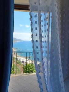 een raam met uitzicht op de oceaan bij Un Oblò sul Mare in San Lucido