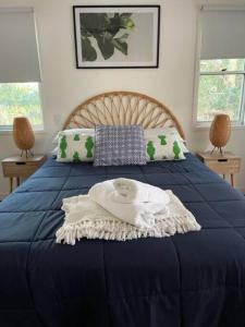 Treetops on Tramican - Ocean View - sleeps 10客房内的一张或多张床位