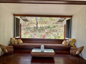 Treetops on Tramican - Ocean View - sleeps 10的休息区