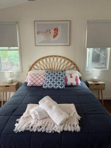 Treetops on Tramican - Ocean View - sleeps 10客房内的一张或多张床位