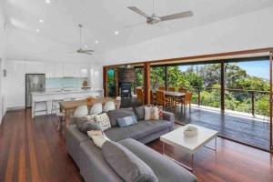 Treetops on Tramican - Ocean View - sleeps 10的休息区