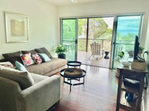 Treetops on Tramican - Ocean View - sleeps 10的休息区