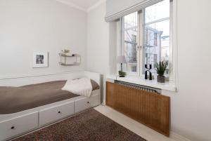 Un dormitorio con una cama grande y una ventana en Elegant city home two blocks from Senate Square., en Helsinki