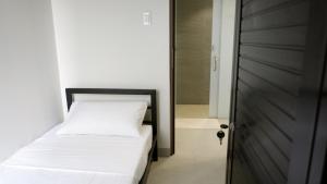 Un pat sau paturi într-o cameră la The Grid Co-Living Managed by HII