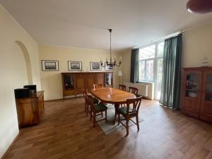 Fotografie z fotogalerie ubytování Schiller Apartments Fabrikantenwohnung v destinaci Sebnitz