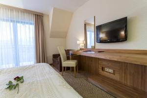 TV a/nebo společenská místnost v ubytování Hotel Zbójnicówka