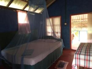 1 dormitorio con cama y ventana en Star Sun Homestay en Tangalle