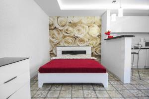 Cama o camas de una habitación en Brestinlove: Rodnikovyj Guest House