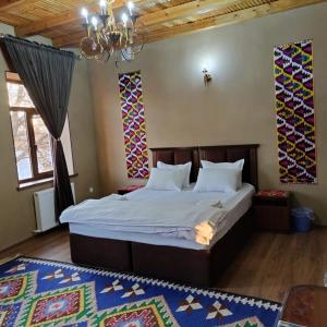 - une chambre avec un grand lit dans l'établissement Darvozai Samarkand guest house, à Samarcande