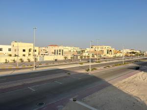 una autopista vacía en una ciudad con edificios en Casa Shakhbout, en Abu Dabi