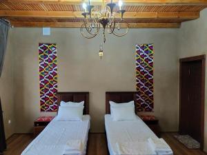 Tempat tidur dalam kamar di Darvozai Samarkand guest house