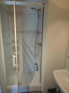 Kúpeľňa v ubytovaní Joli appartement avec wifi sur le port de Dahouet + 14 fotografií