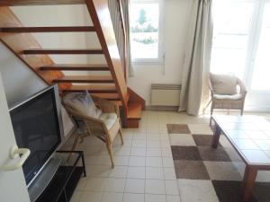Televízia a/alebo spoločenská miestnosť v ubytovaní Joli appartement avec wifi sur le port de Dahouet