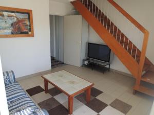 Televízia a/alebo spoločenská miestnosť v ubytovaní Joli appartement avec wifi sur le port de Dahouet