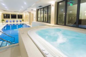Bazén v ubytování Hotel Zbójnicówka nebo v jeho okolí