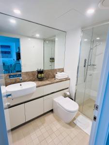 ゴールドコーストにあるSoul Luxury Apartment’sのトイレ、洗面台、シャワー付きのバスルーム