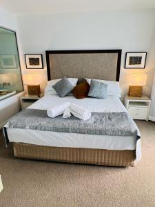 1 dormitorio con 1 cama grande y 2 almohadas en Soul Luxury Apartment’s, en Gold Coast
