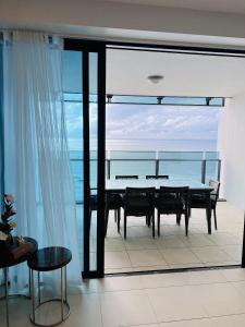 comedor con mesa y vistas al océano en Soul Luxury Apartment’s, en Gold Coast