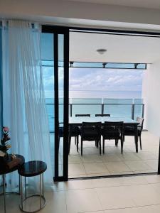 ゴールドコーストにあるSoul Luxury Apartment’sのダイニングルーム(テーブル付)が備わり、海の景色を望めます。