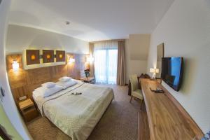 TV a/nebo společenská místnost v ubytování Hotel Zbójnicówka