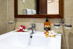 Ένα μπάνιο στο CRYSTAL SHORES Self Catering Apartments - Beau Vallon, Seychelles +29 φωτογραφίες