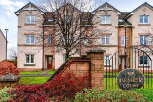 une maison avec un panneau devant elle dans l'établissement 4 Bedroom Townhouse in Stirling, à Stirling