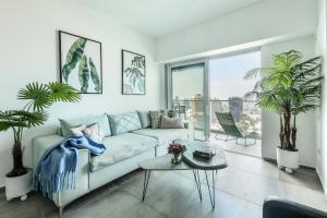 Coin salon dans l'établissement Beautiful 2br in midtown w sea view, pool and parking by Sea N' Rent
