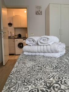 a pile of towels sitting on top of a rug in a kitchen at Apartament Viorela in Alba Iulia