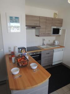 Kuchyňa alebo kuchynka v ubytovaní Joli appartement avec wifi sur le port de Dahouet