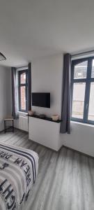 Televízia a/alebo spoločenská miestnosť v ubytovaní Air Cosy 2 Valenciennes gare prostitution refusée