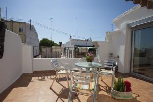 patio con mesa y sillas en el balcón en Carmen Apartments, en Valencia