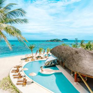 Irene Pool Villa Resort, Koh Lipe في كو ليبي: منتجع فيه مسبح وكراسي والمحيط