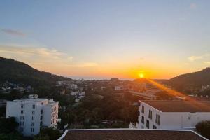 - une vue sur le coucher du soleil depuis un bâtiment dans l'établissement Kata Ocean View Condominium, Seaview & Luxury K12, à Ban Kata