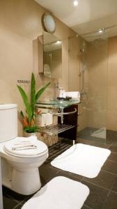Et badeværelse på Kata Ocean View Condominium, Seaview & Luxury K12