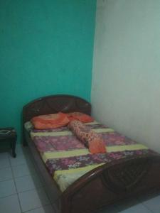 Un pat sau paturi într-o cameră la Capital O 92080 Green Home Stay