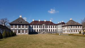 un gran edificio con un gran patio delante en Apartment Leopold en Oranienbaum-Wörlitz