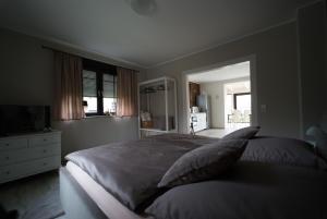 Un dormitorio con una cama grande con almohadas. en Apartment Leopold en Oranienbaum-Wörlitz