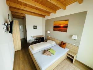 1 dormitorio con 2 camas y escritorio en Hotel Fränkischer Hof en Ingolstadt