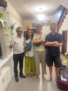 grupa ludzi stojących w pokoju w obiekcie Private and Unique Stay At Angkor Siem Reap w mieście Phumĭ Réach Born
